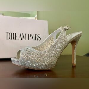 💝 6.5 women’s silver sparkle high heels never worn